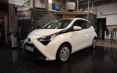 Toyota Aygo 1.0 5-dörrar Manuell X-Play Vhjul 2021, Halvkombi 