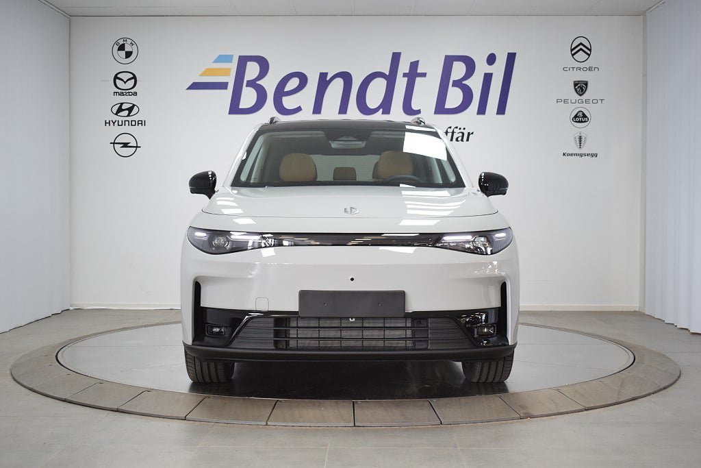 Vehicle Image 5