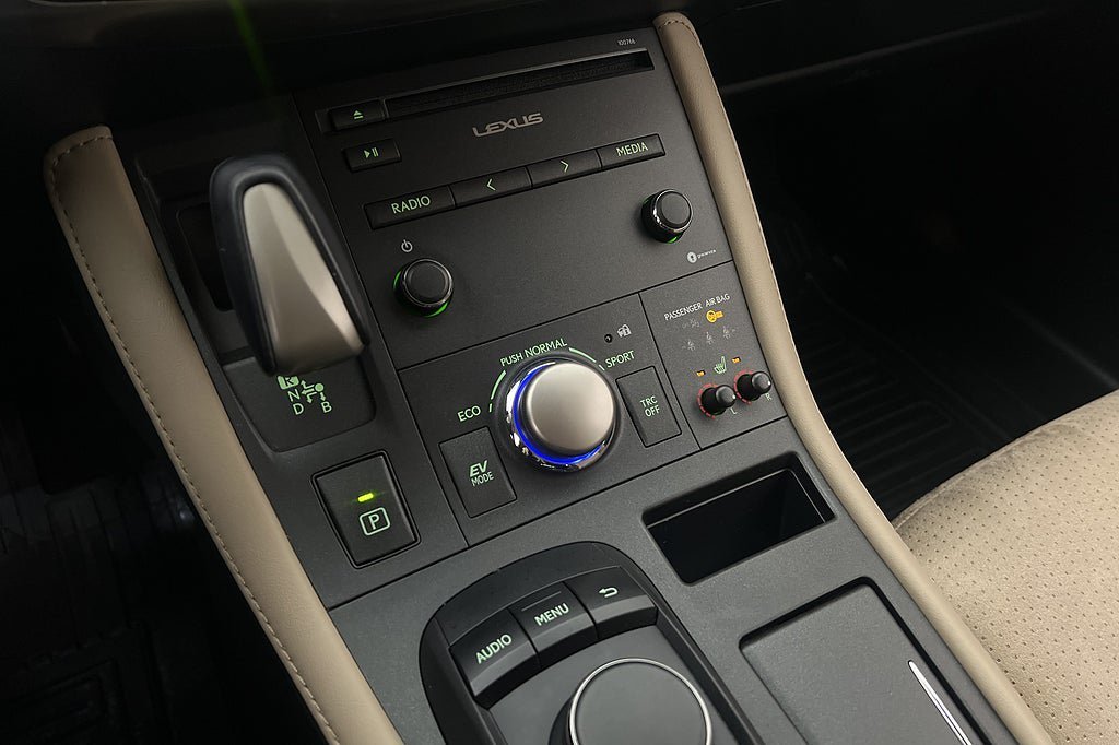 Vehicle Image 25