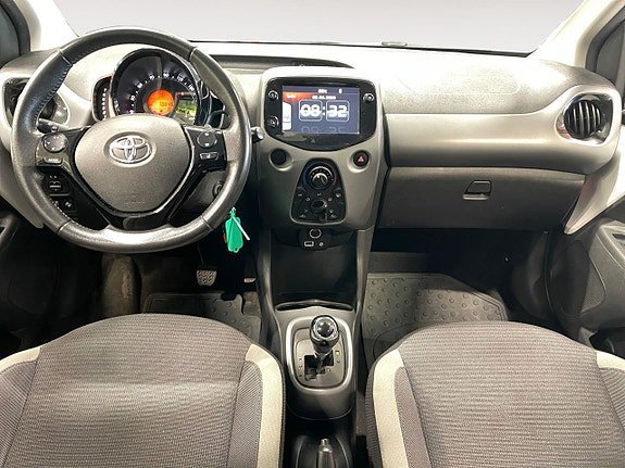 Vehicle Image 9