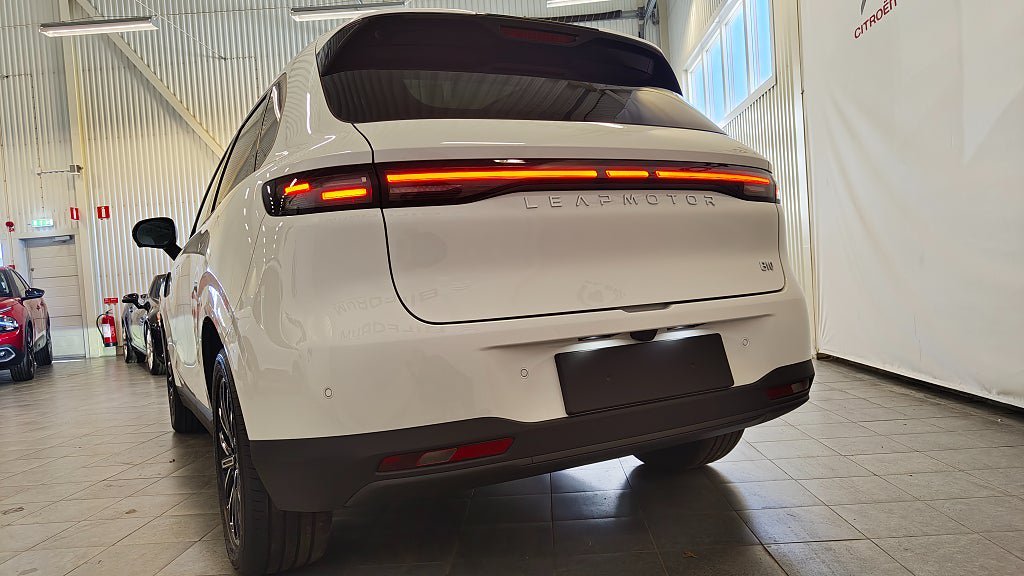 Vehicle Image 12