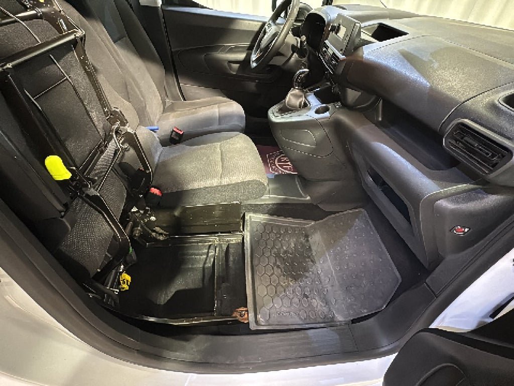 Vehicle Image 8