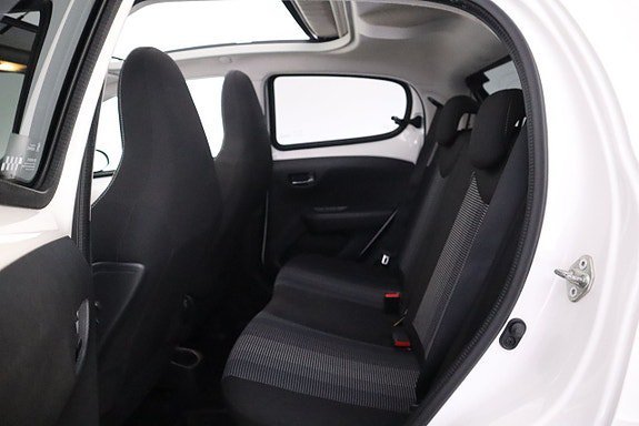 Vehicle Image 12