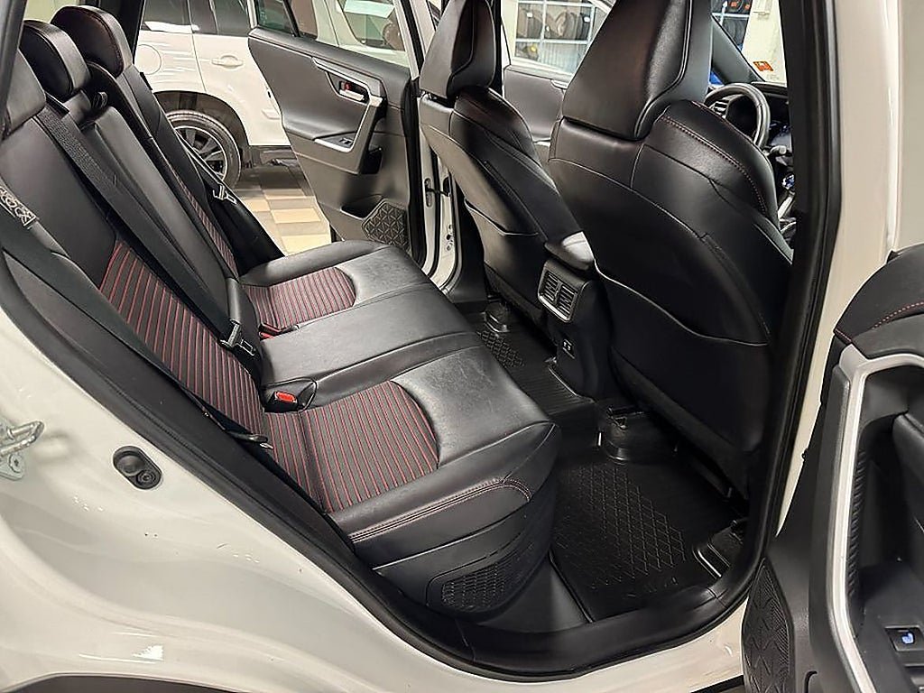 Vehicle Image 16