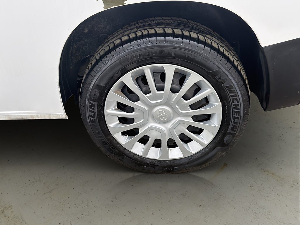 Vehicle Image 25