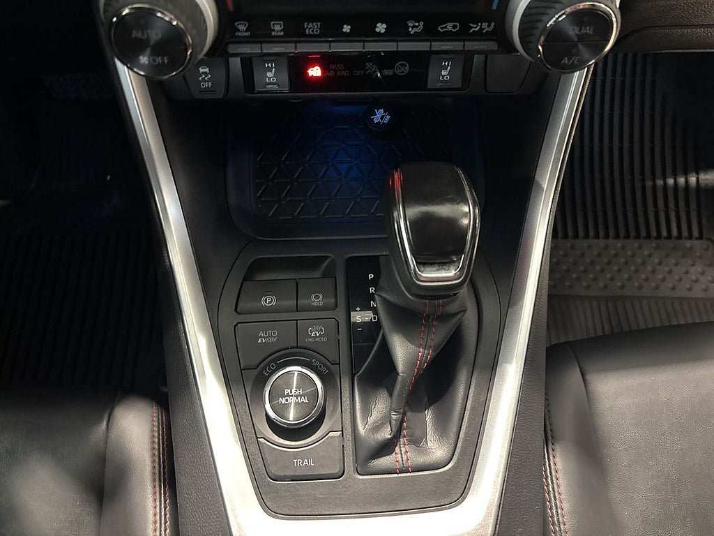 Vehicle Image 25
