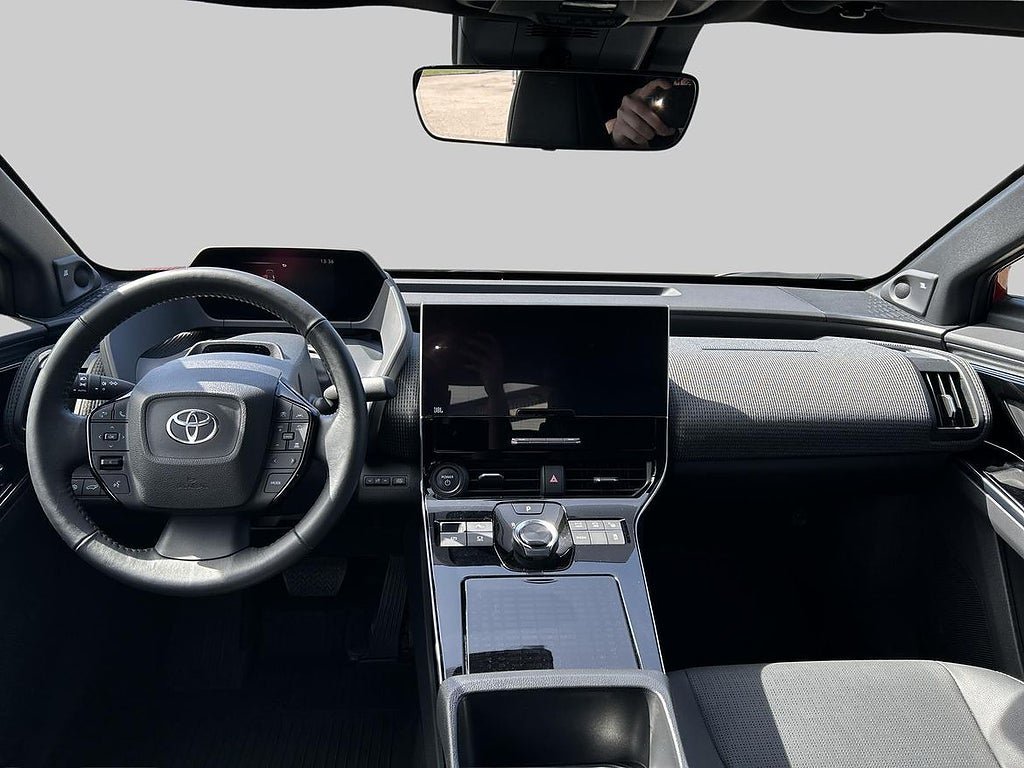 Vehicle Image 12