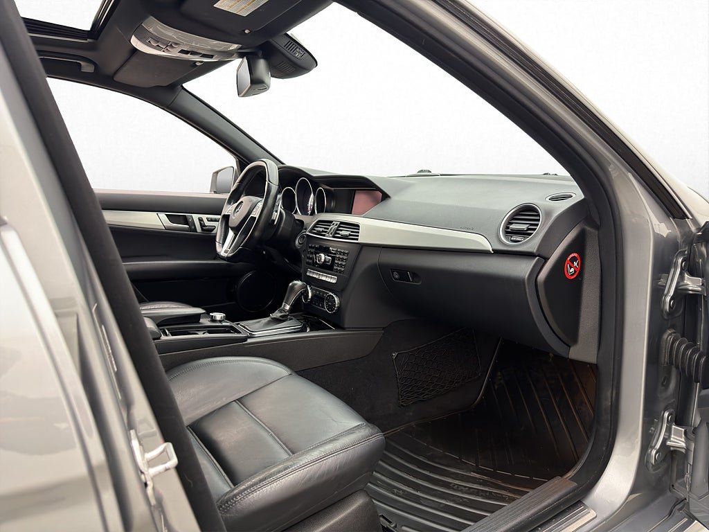 Vehicle Image 32