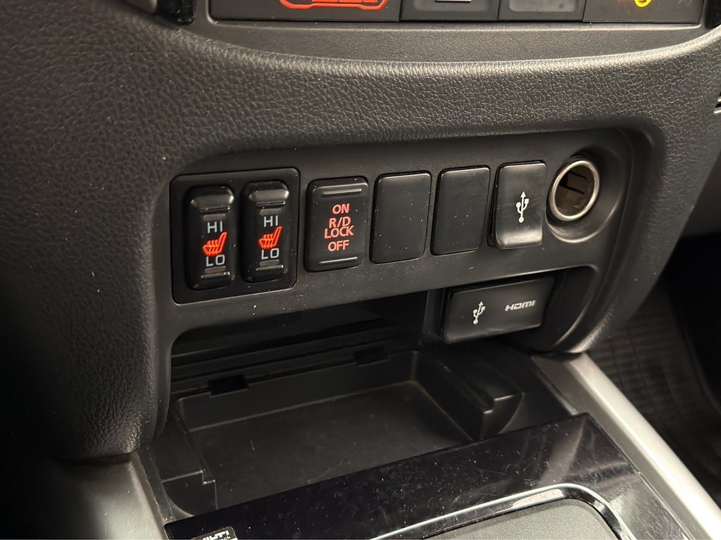 Vehicle Image 25