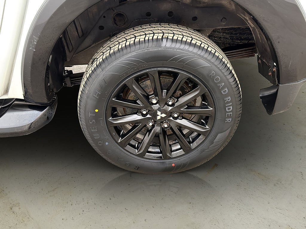 Vehicle Image 32