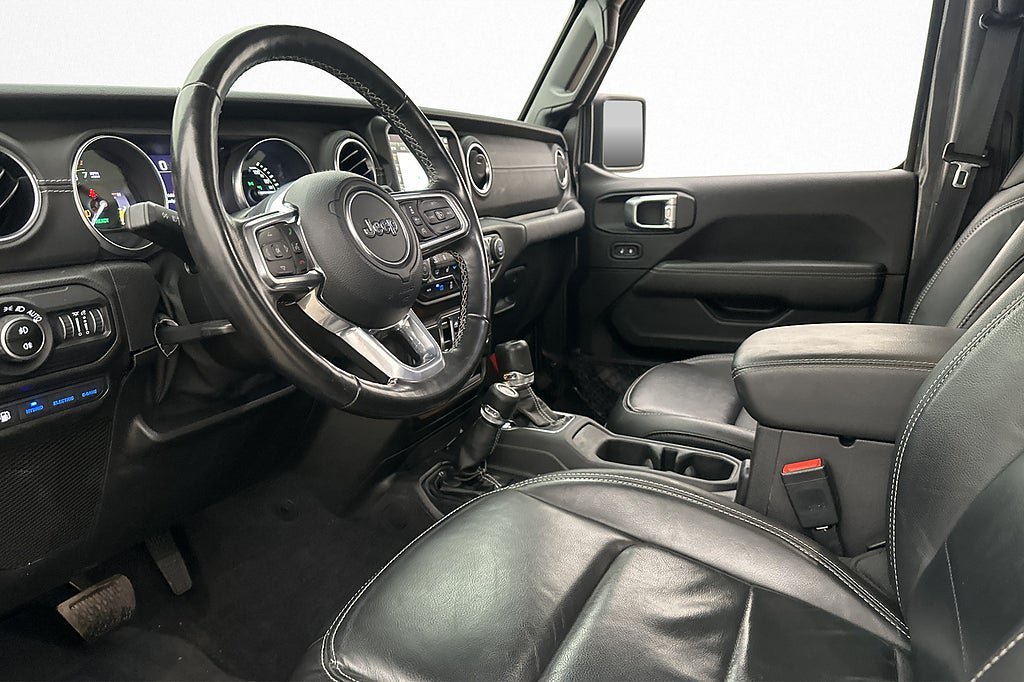 Vehicle Image 25
