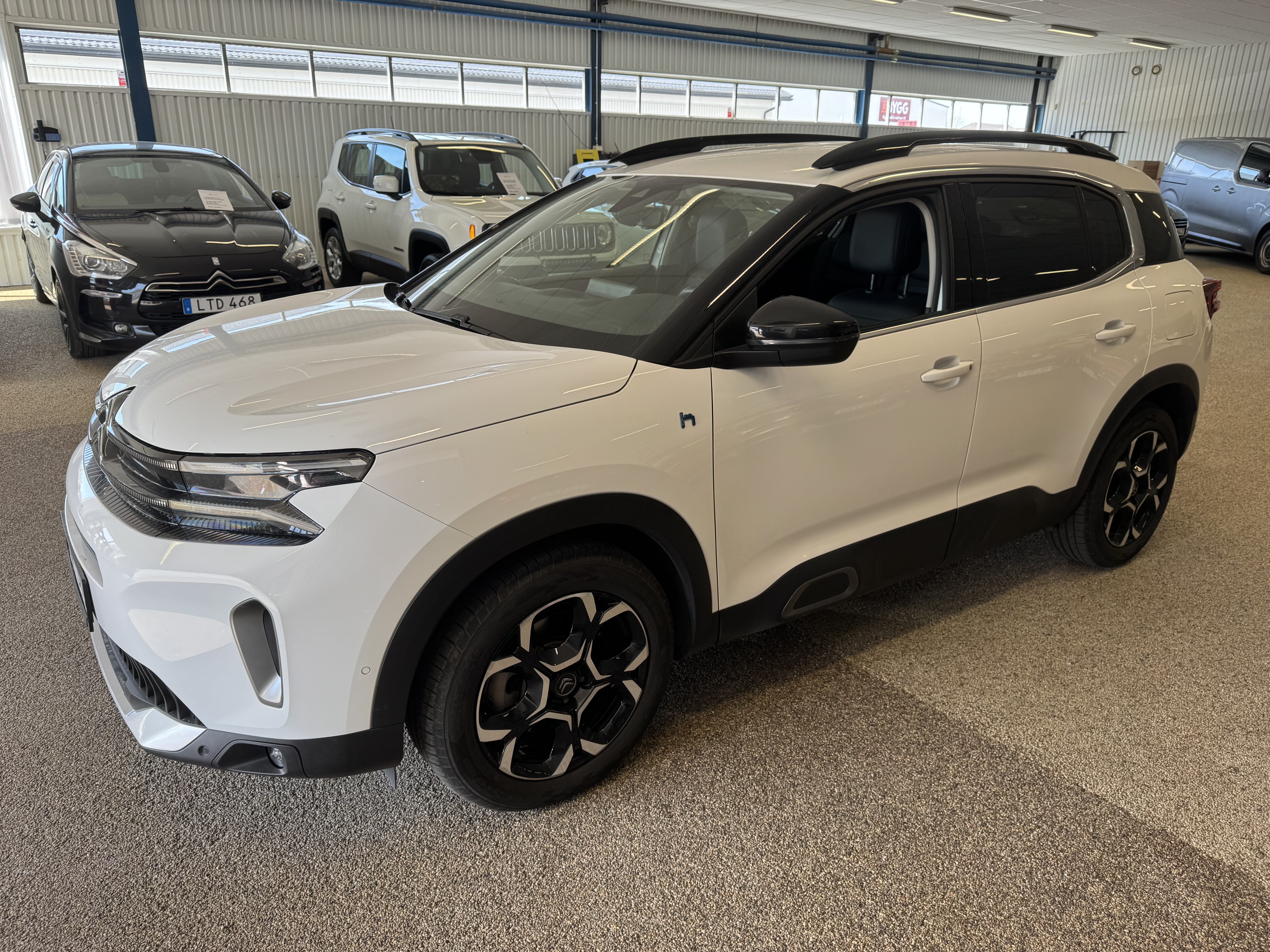 Vehicle Image 6