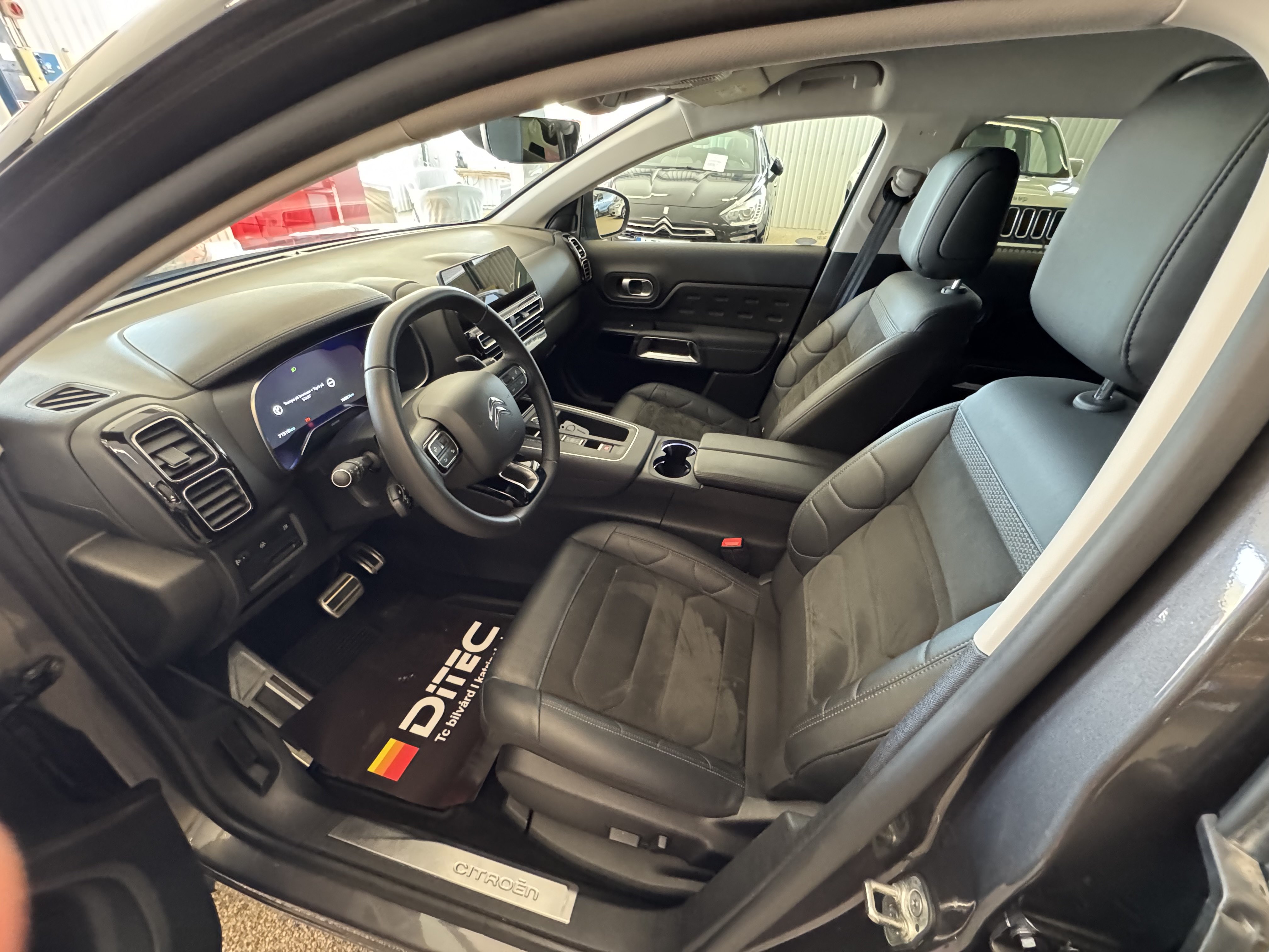 Vehicle Image 8