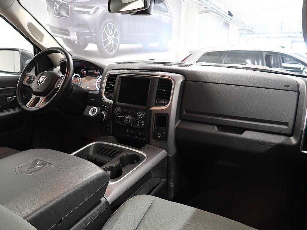 Vehicle Image 25
