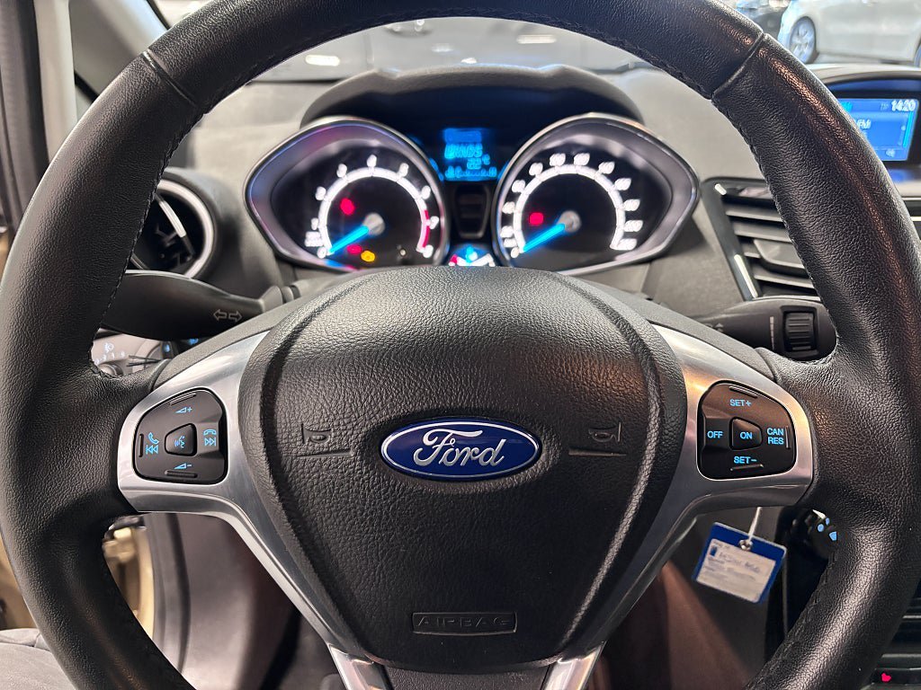 Vehicle Image 9