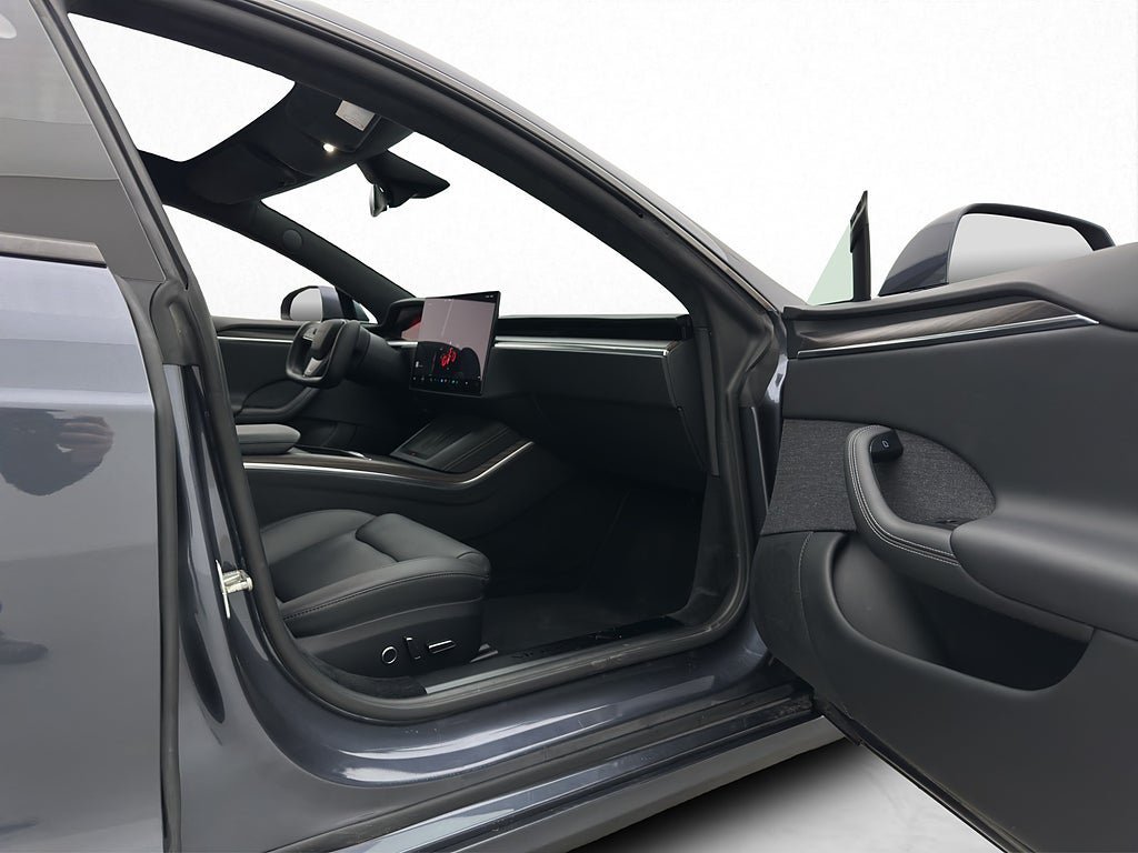 Vehicle Image 25