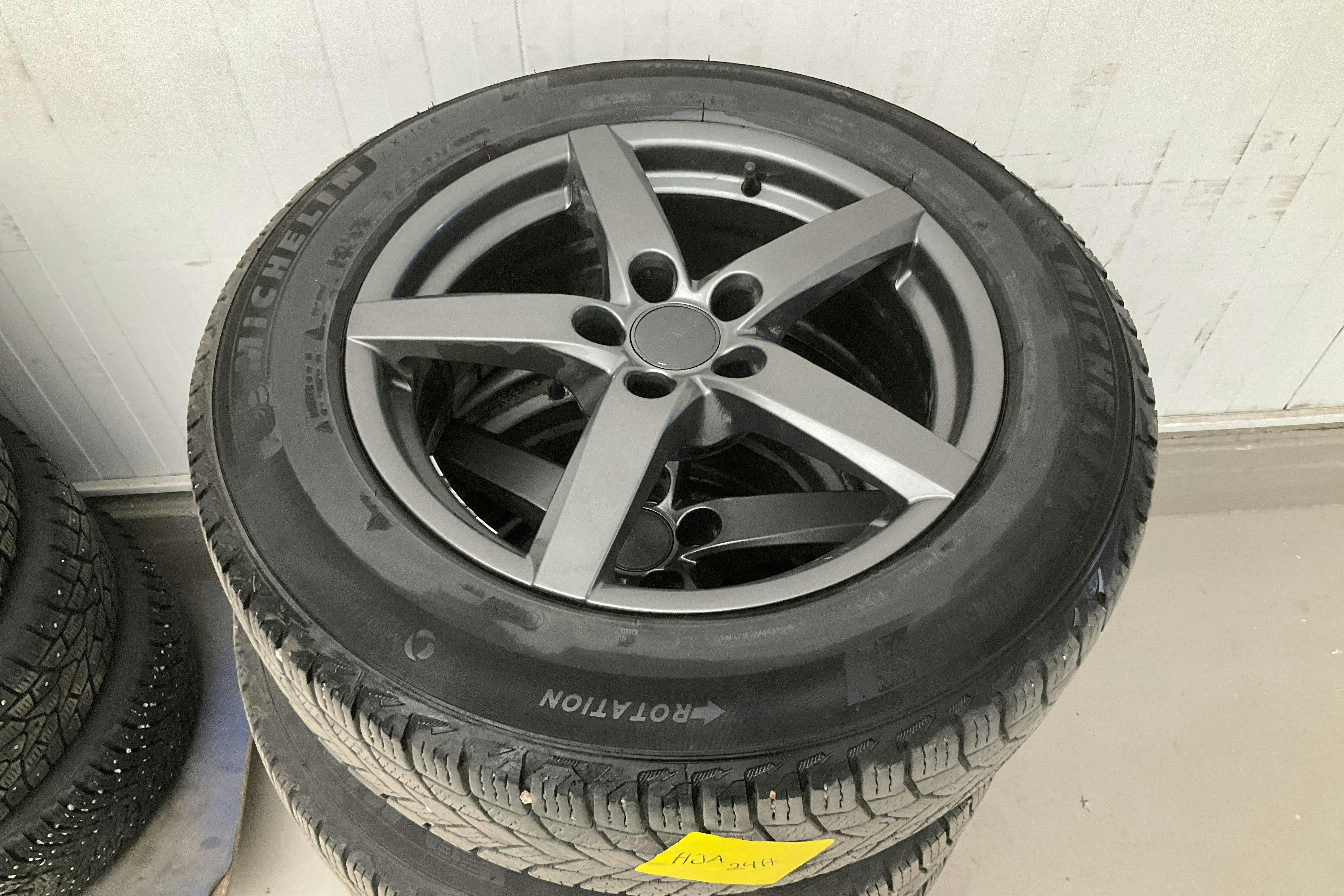 Vehicle Image 16