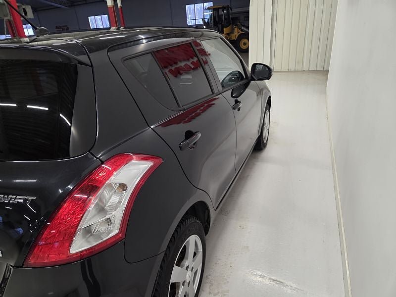 Vehicle Image 6