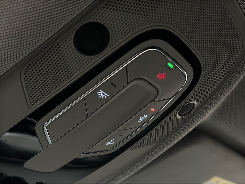 Vehicle Image 32