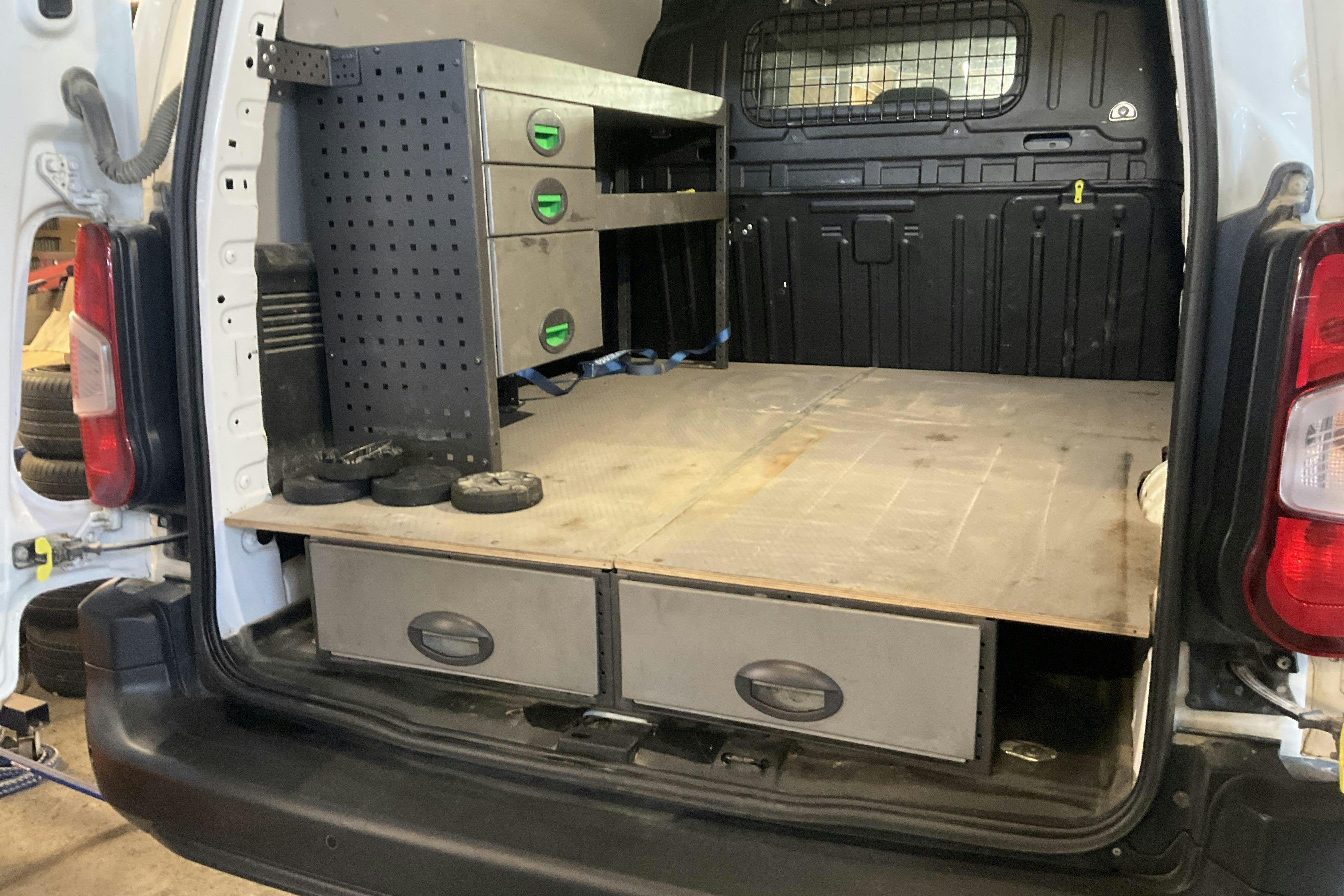 Vehicle Image 16