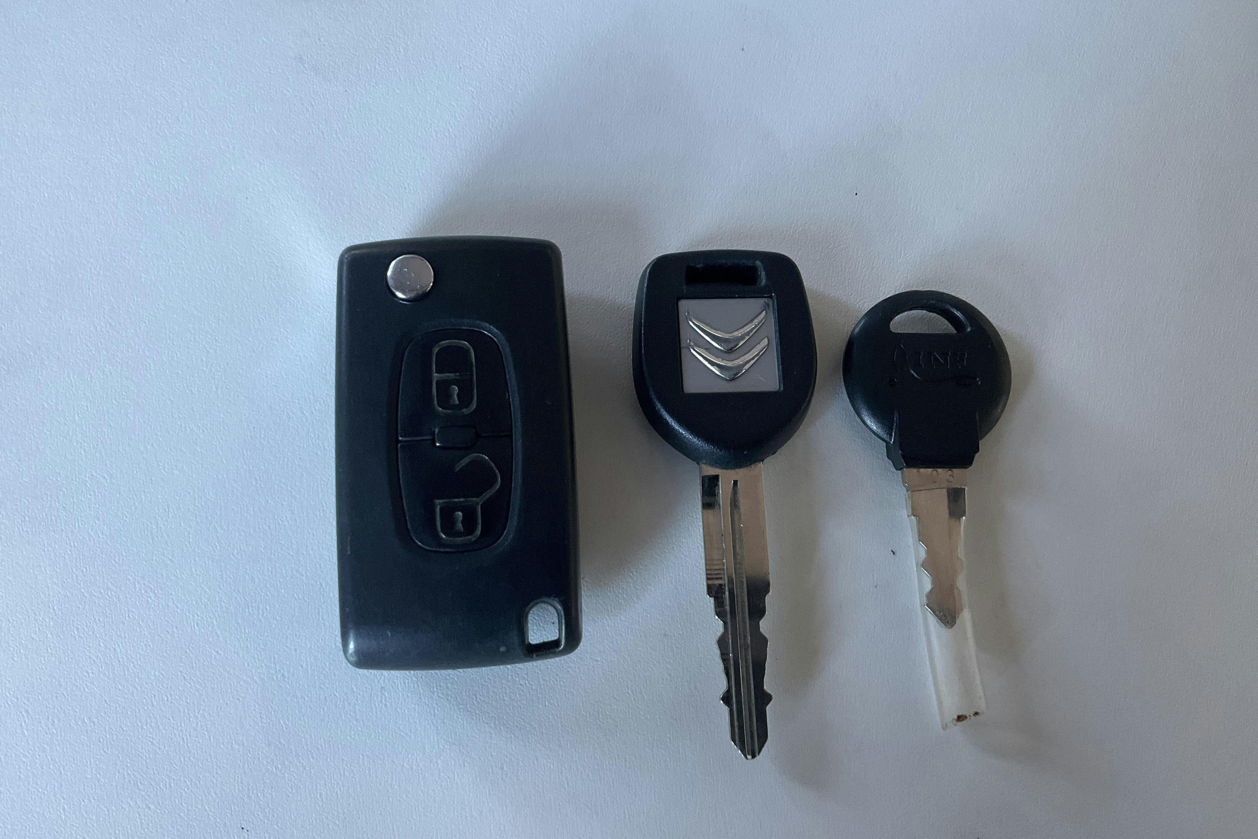 Vehicle Image 16
