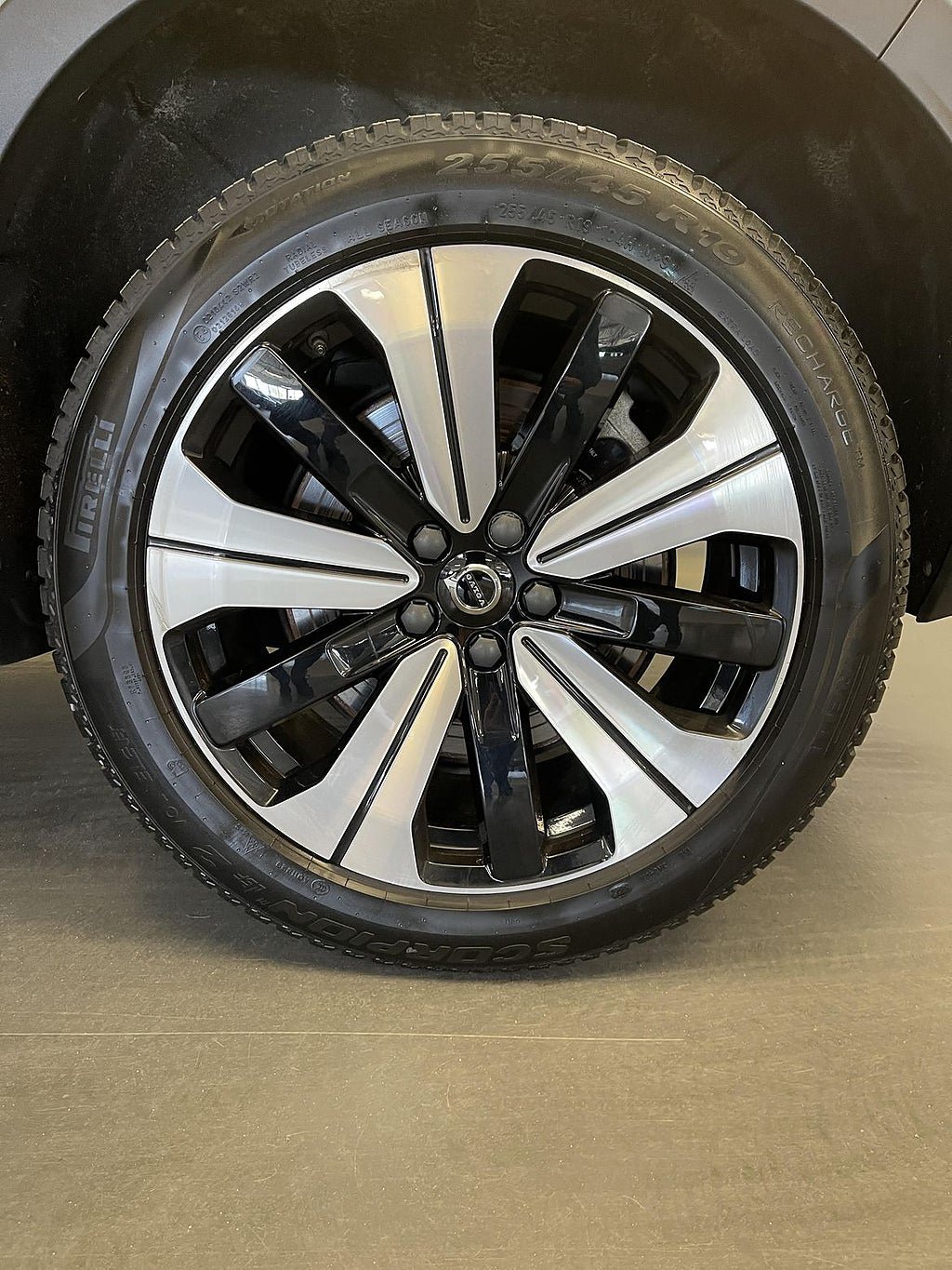Vehicle Image 9