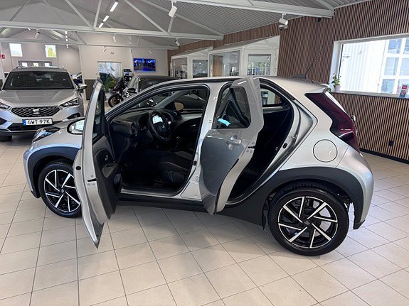 Vehicle Image 9