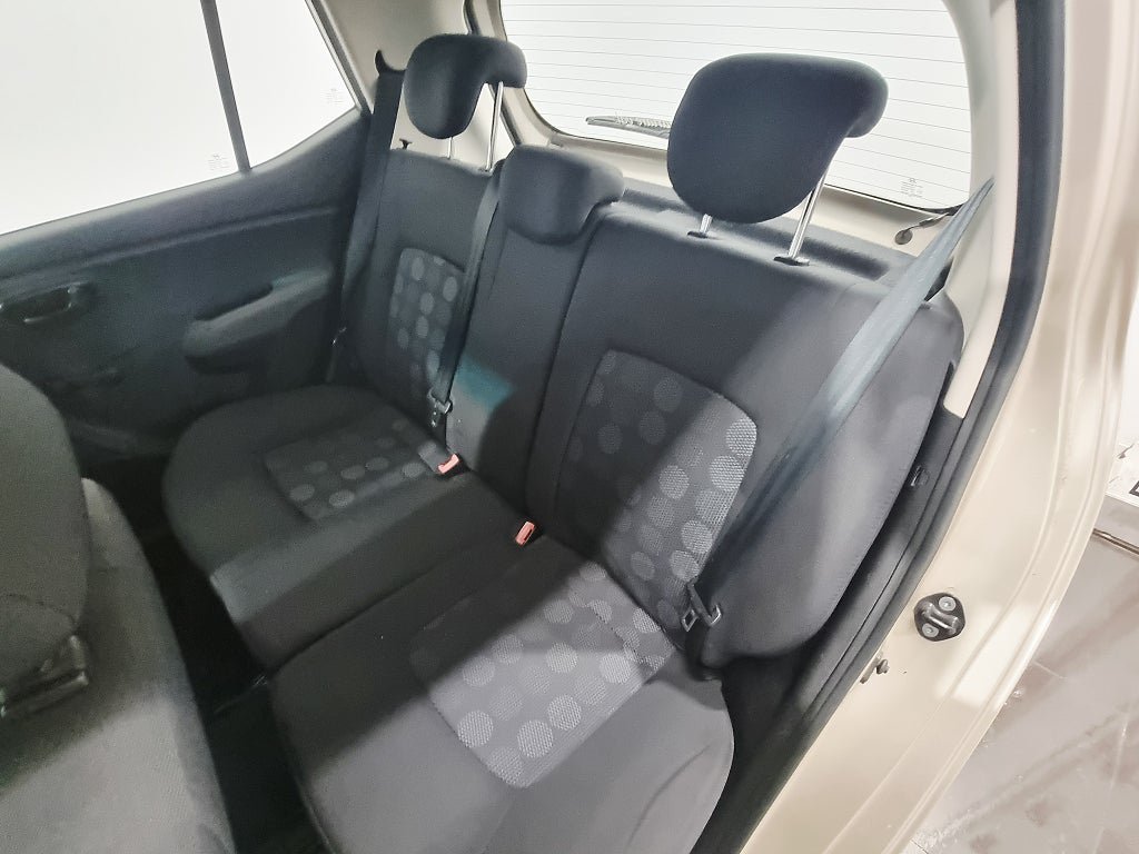 Vehicle Image 9