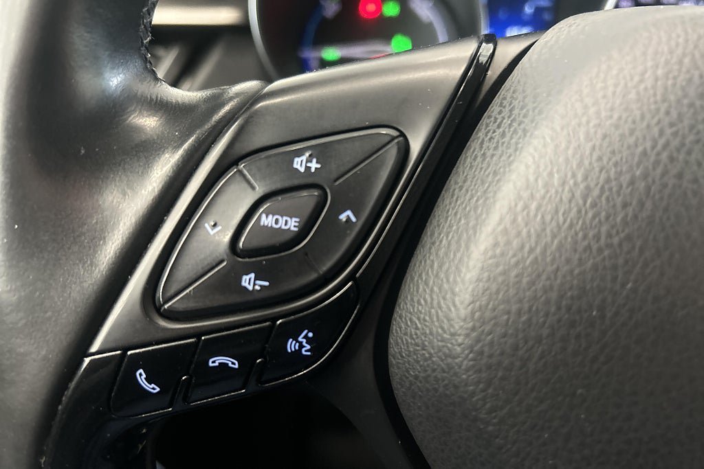 Vehicle Image 25