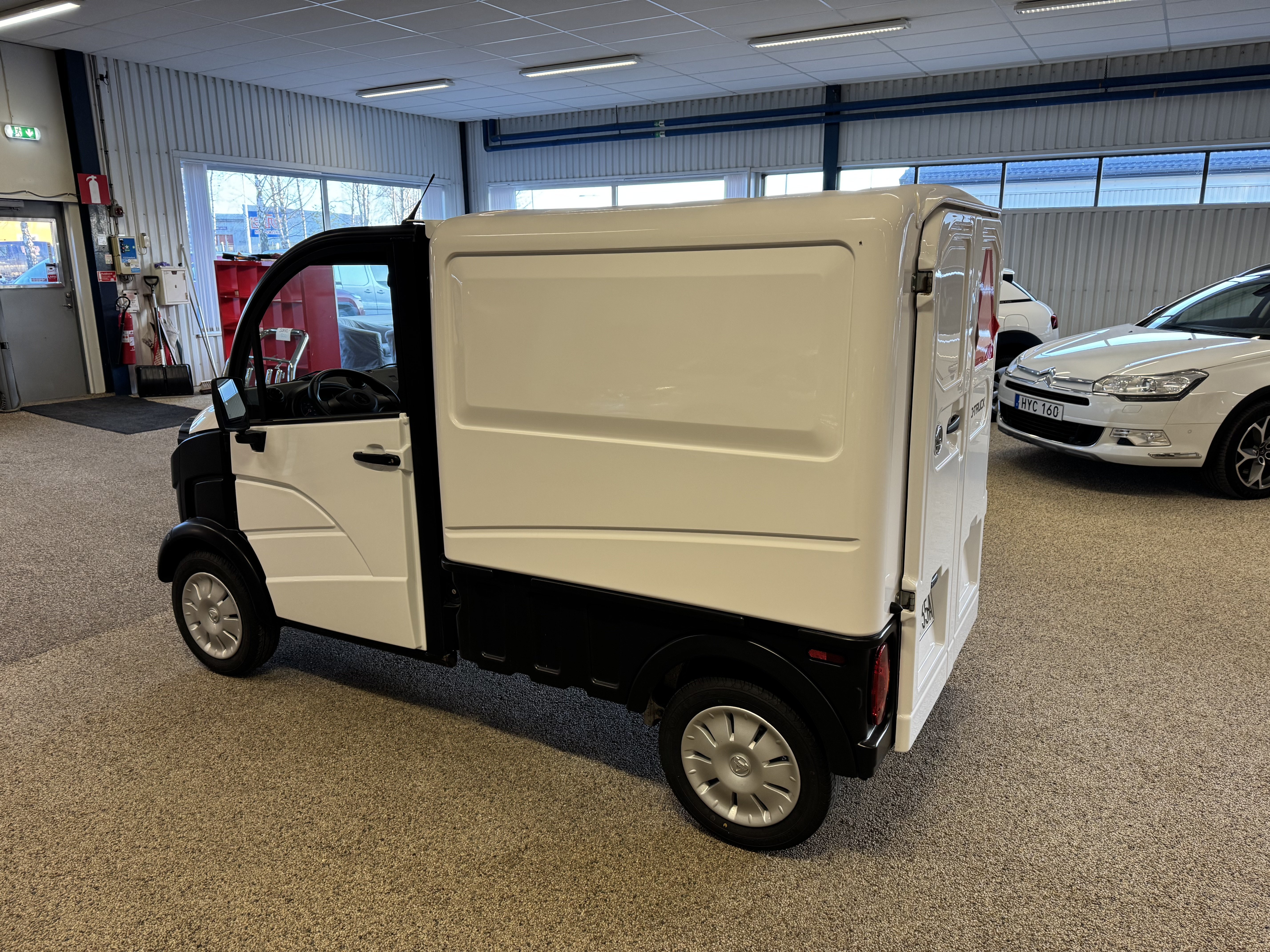 Vehicle Image 4