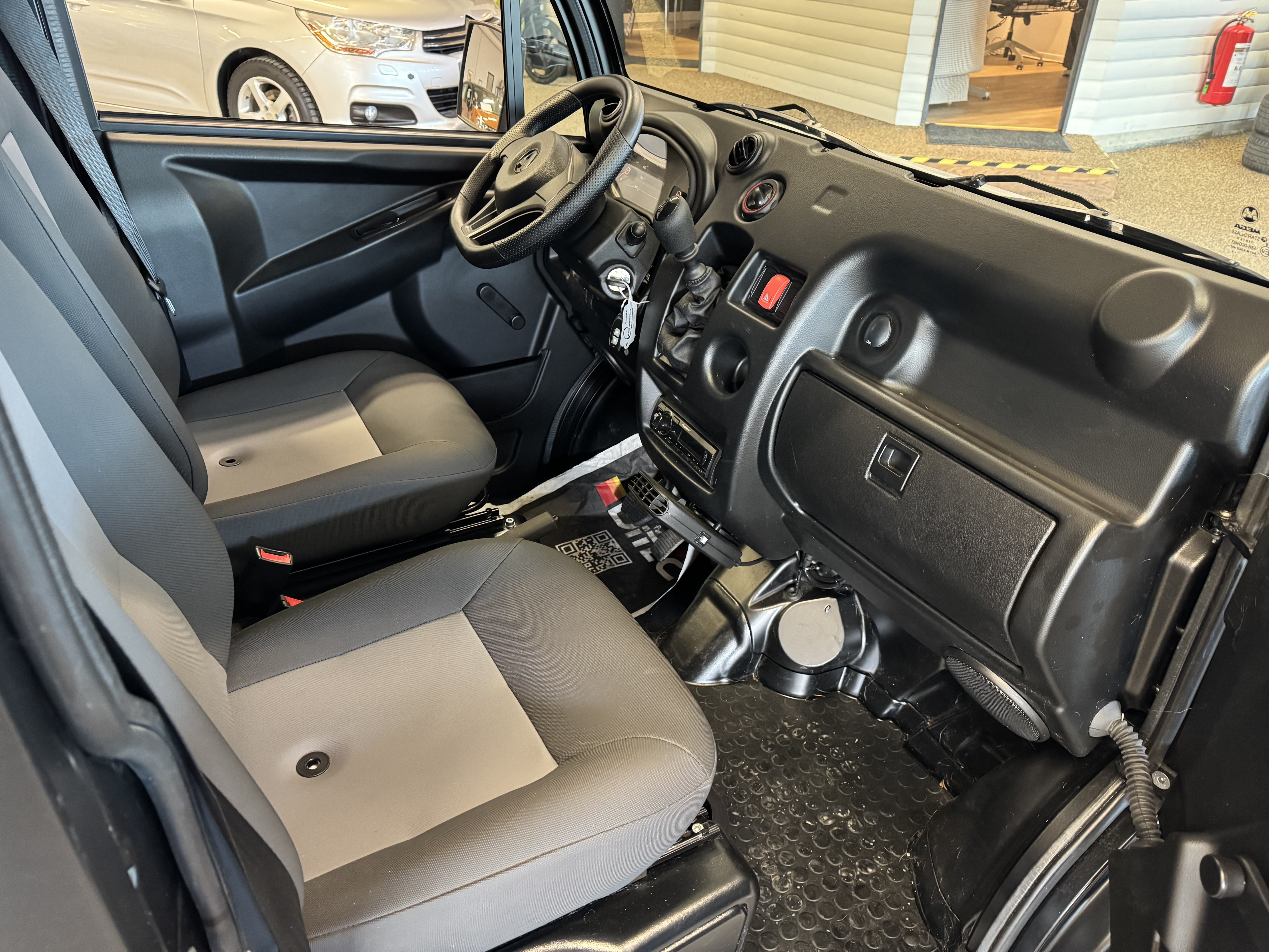 Vehicle Image 9