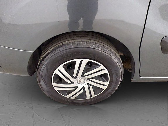 Vehicle Image 25
