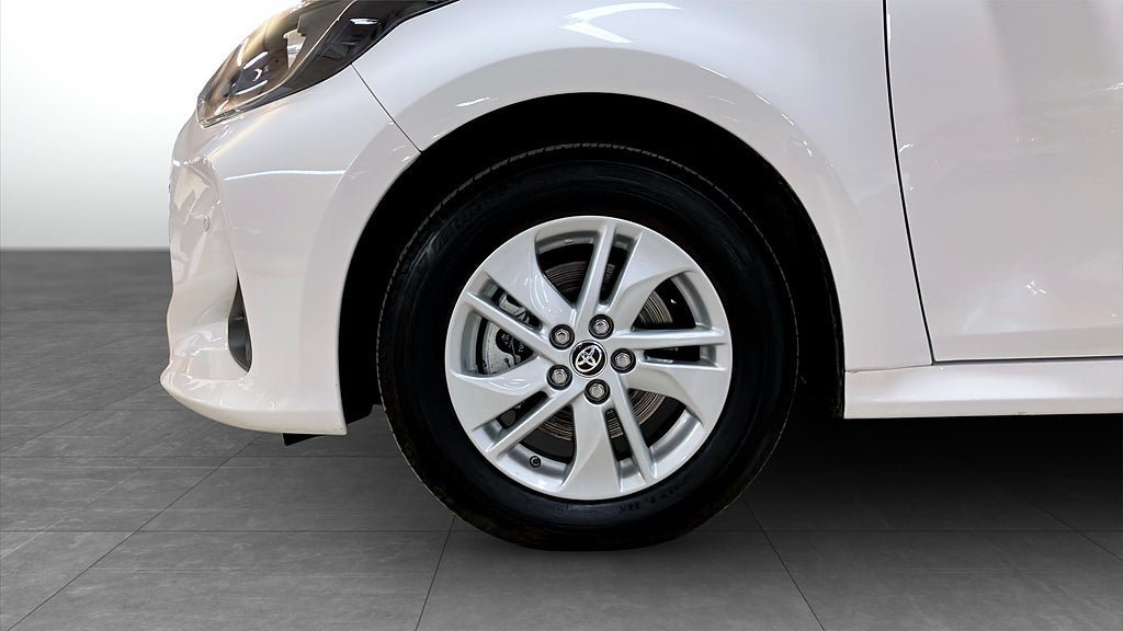 Vehicle Image 6