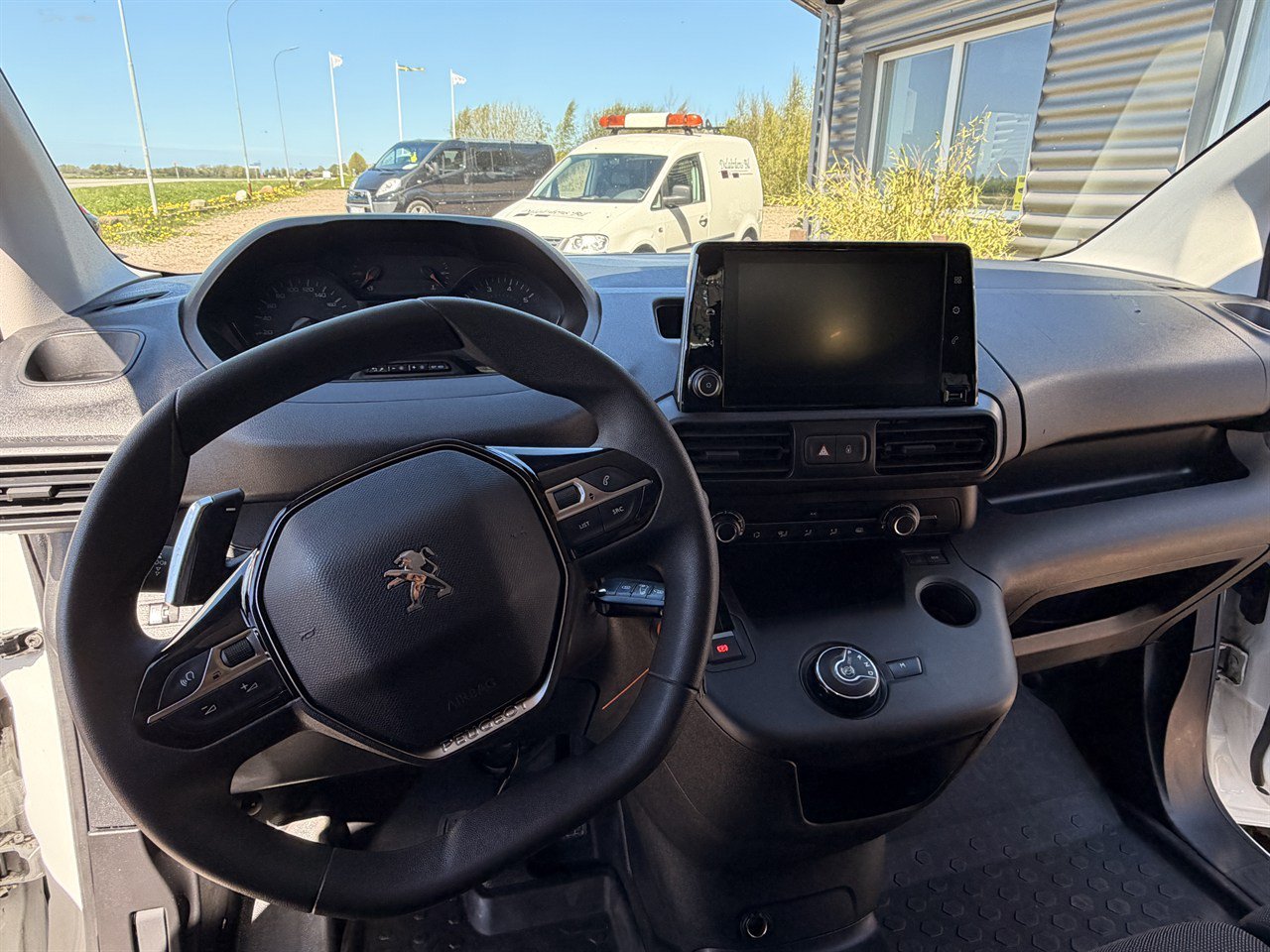 Vehicle Image 9