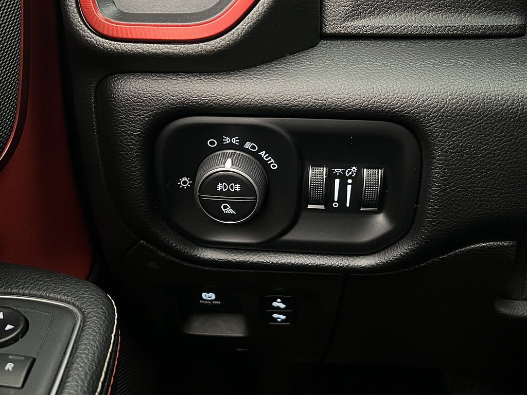 Vehicle Image 28