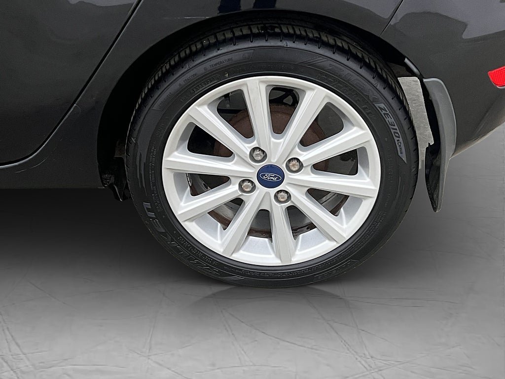 Vehicle Image 21