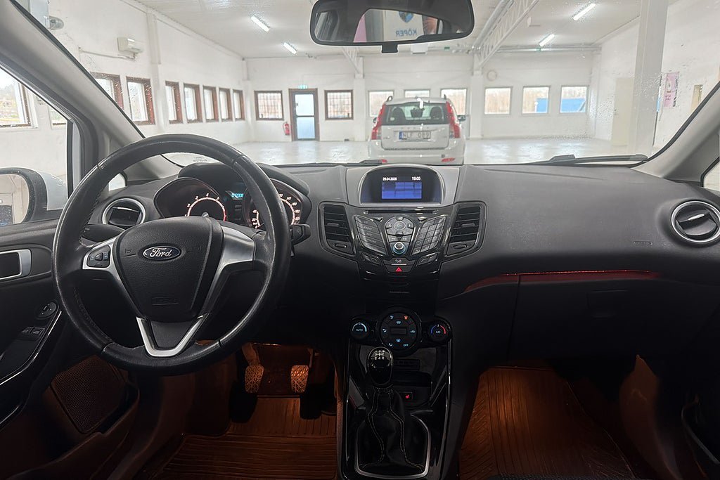 Vehicle Image 11