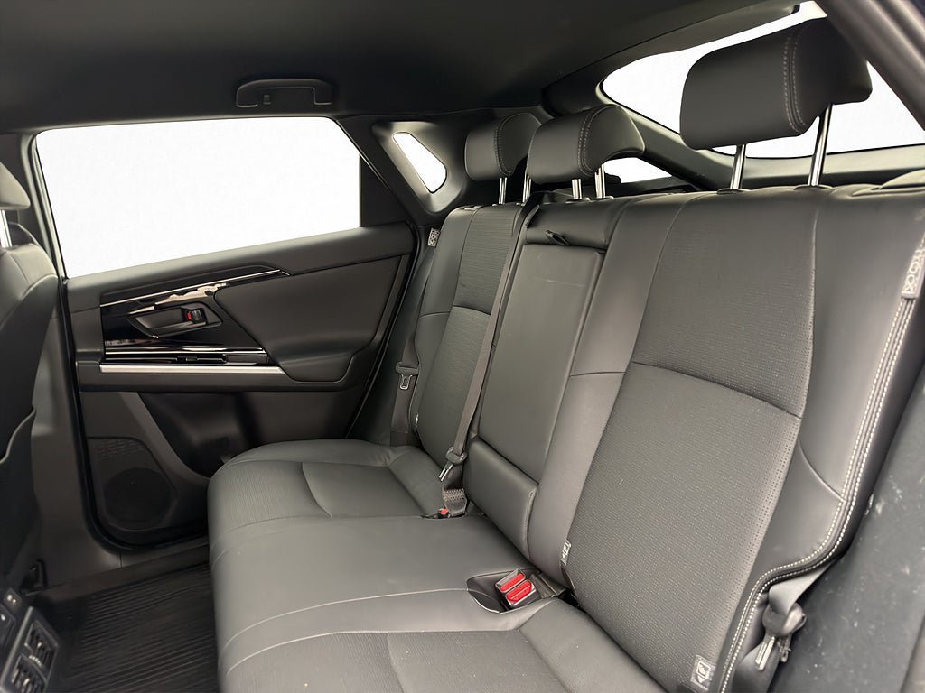 Vehicle Image 25