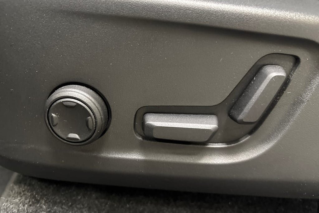 Vehicle Image 25