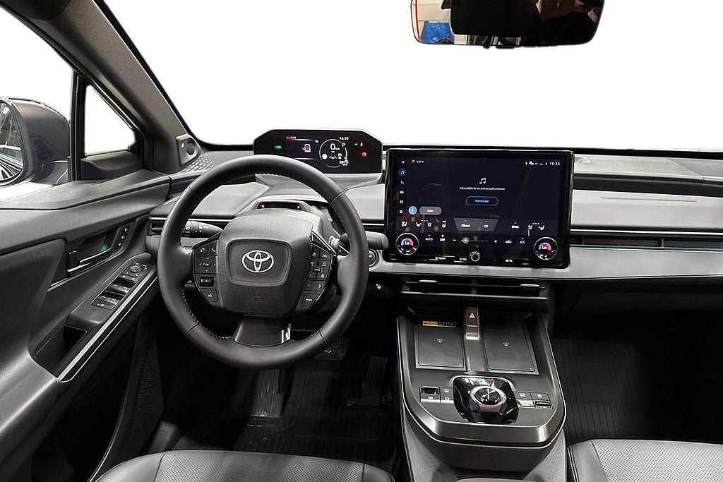 Vehicle Image 12