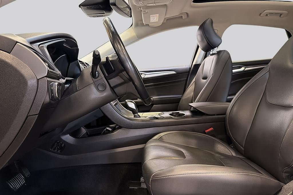Vehicle Image 9