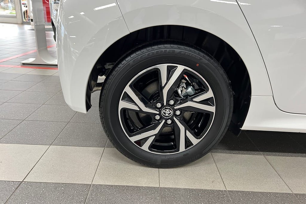 Vehicle Image 6