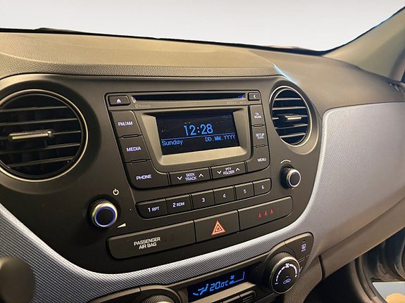 Vehicle Image 16