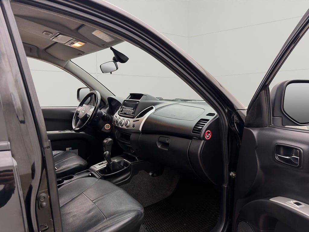 Vehicle Image 25