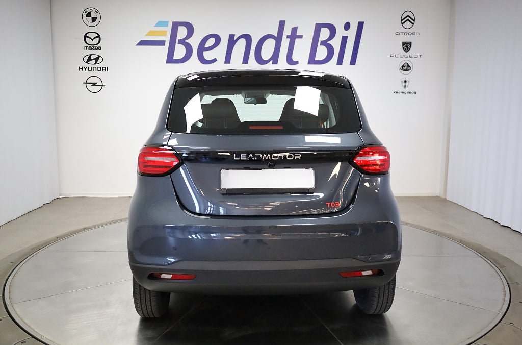 Vehicle Image 8