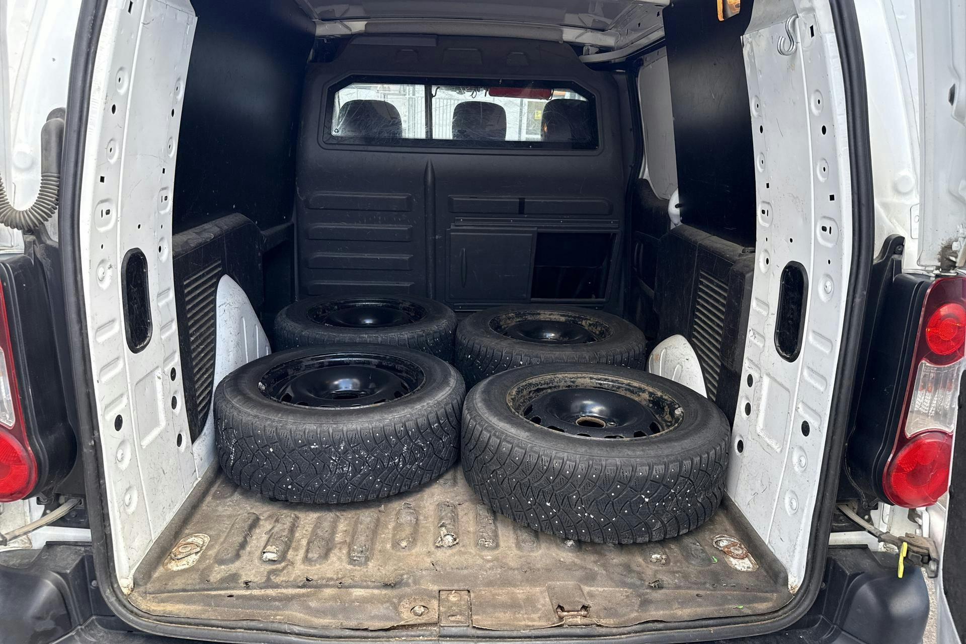 Vehicle Image 9