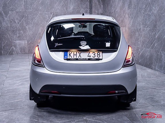Vehicle Image 6