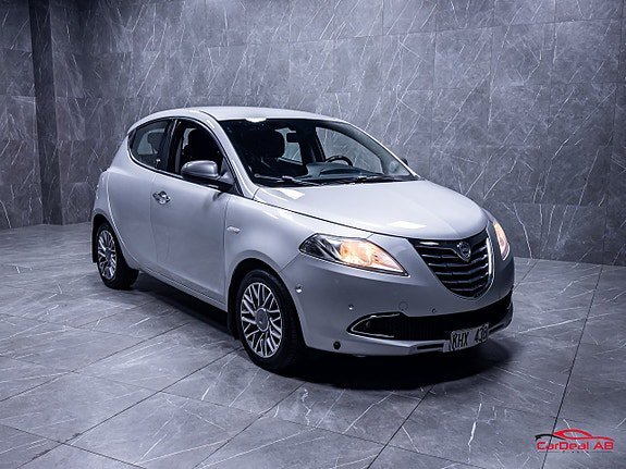 Vehicle Image 9