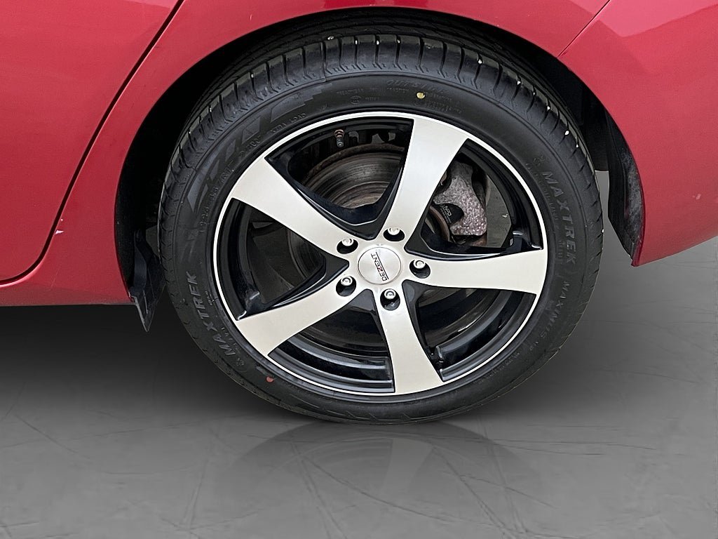 Vehicle Image 25