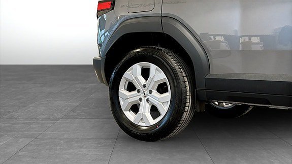 Vehicle Image 8